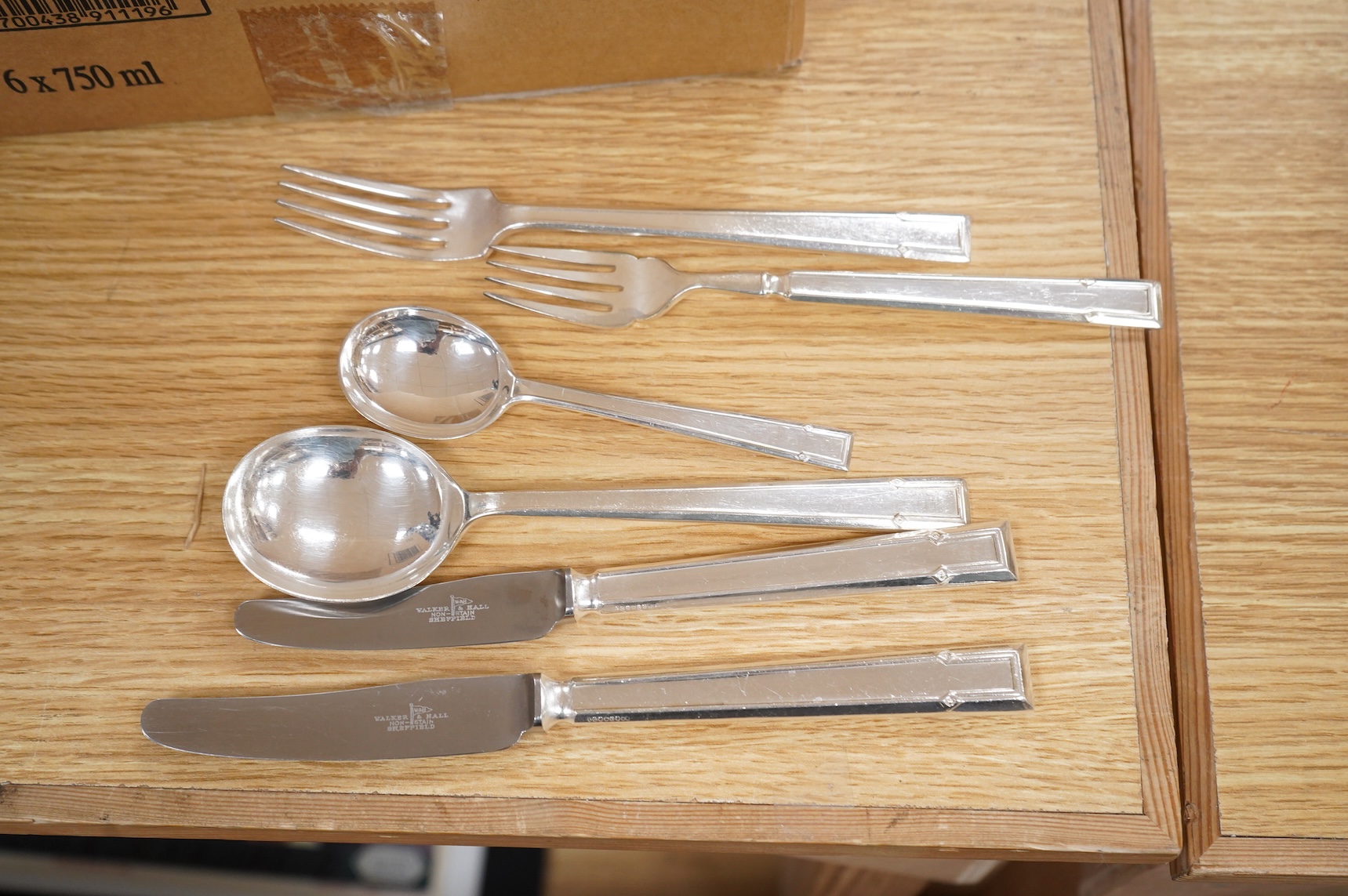 A loose canteen of plated cutlery